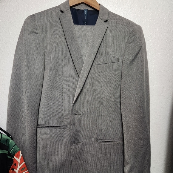 Men's Grey suit - Picture 4 of 10